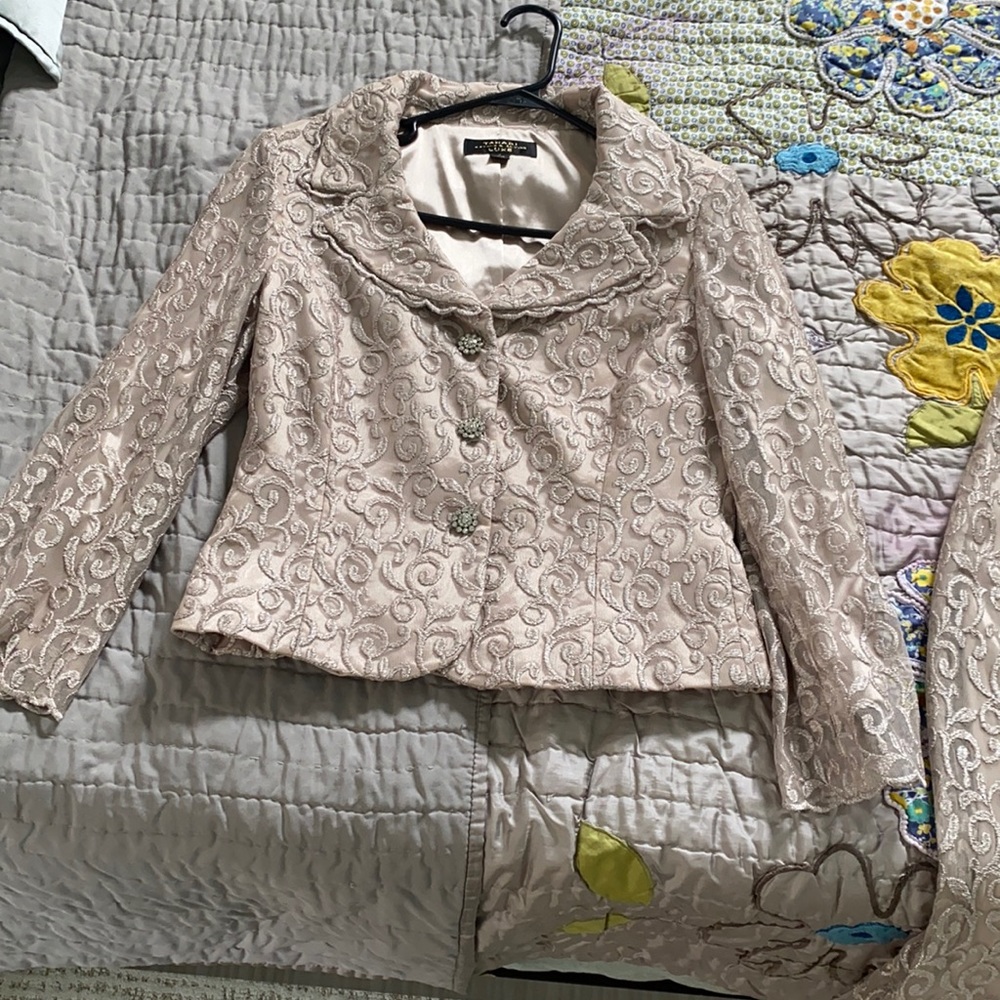 Tahari 2 piece skirt and jacket